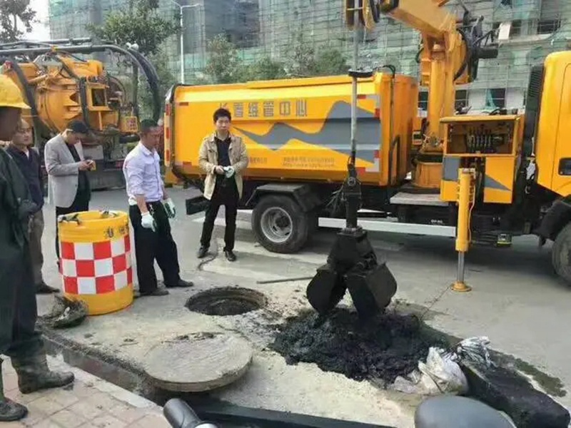 板桥镇街道：网格员化身“清道夫”，为民解忧疏通“堵心”化粪池