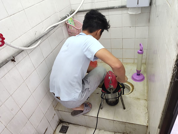 板桥镇管道堵塞冒臭气 专业师傅现场解决问题