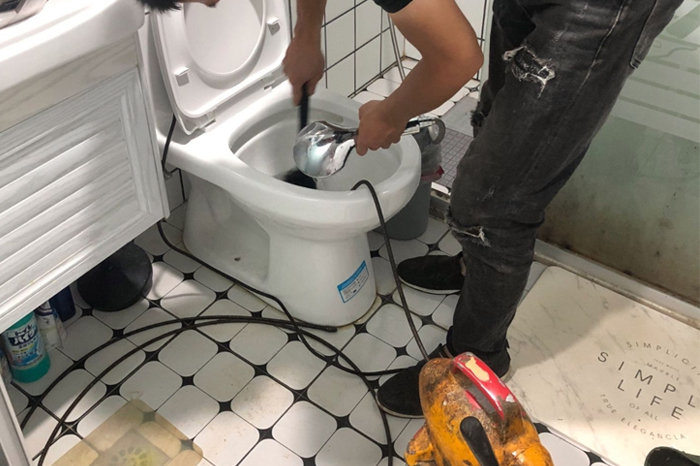 板桥镇马桶堵塞自己疏通还是找师傅?专业上门服务让你省时更省心